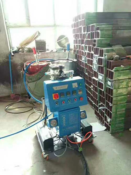聚氨酯發(fā)泡機(jī)器 哪個市場賣(圖2) 高壓小型聚氨酯發(fā)泡機(jī)施工案例