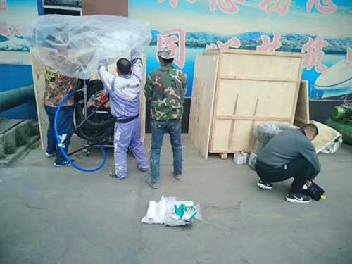 江蘇省聚脲噴涂機(jī)水池防腐防水改造(圖3) 為江蘇客戶培訓(xùn)液壓聚脲噴涂機(jī)使用